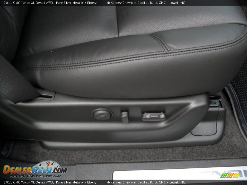 2011 GMC Yukon XL Denali AWD Pure Silver Metallic / Ebony Photo #24