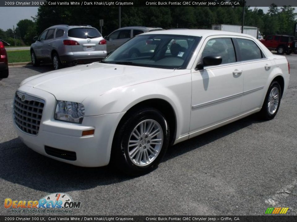 2009 Chrysler 300 LX Cool Vanilla White / Dark Khaki/Light Graystone Photo #4
