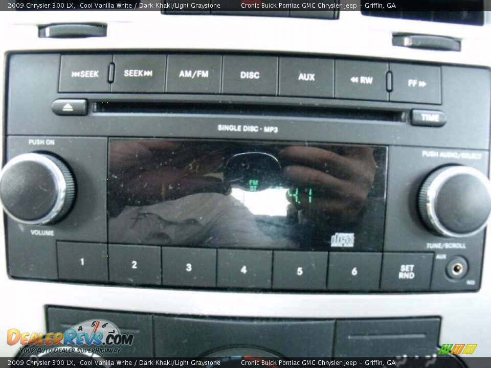 2009 Chrysler 300 LX Cool Vanilla White / Dark Khaki/Light Graystone Photo #18