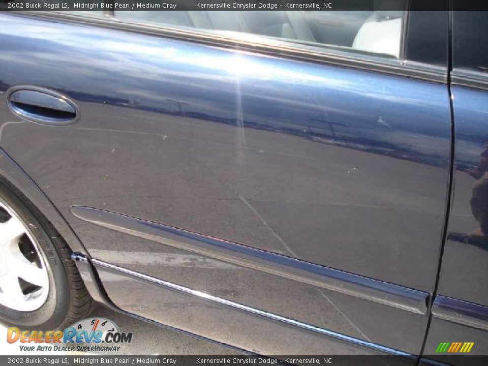 2002 Buick Regal LS Midnight Blue Pearl / Medium Gray Photo #32