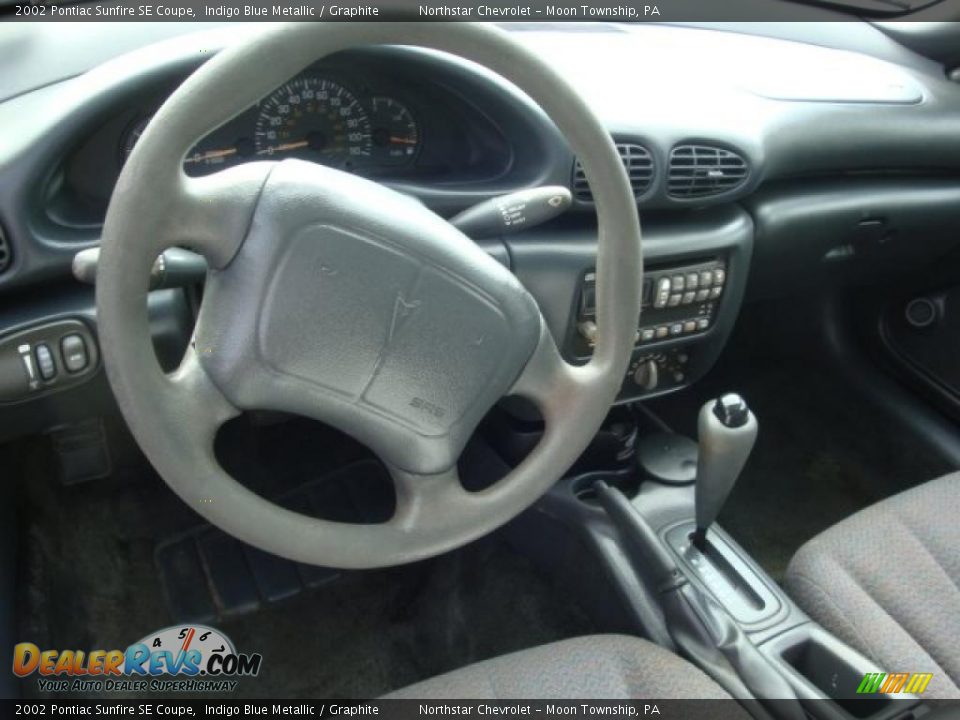 2002 Pontiac Sunfire SE Coupe Indigo Blue Metallic / Graphite Photo #10
