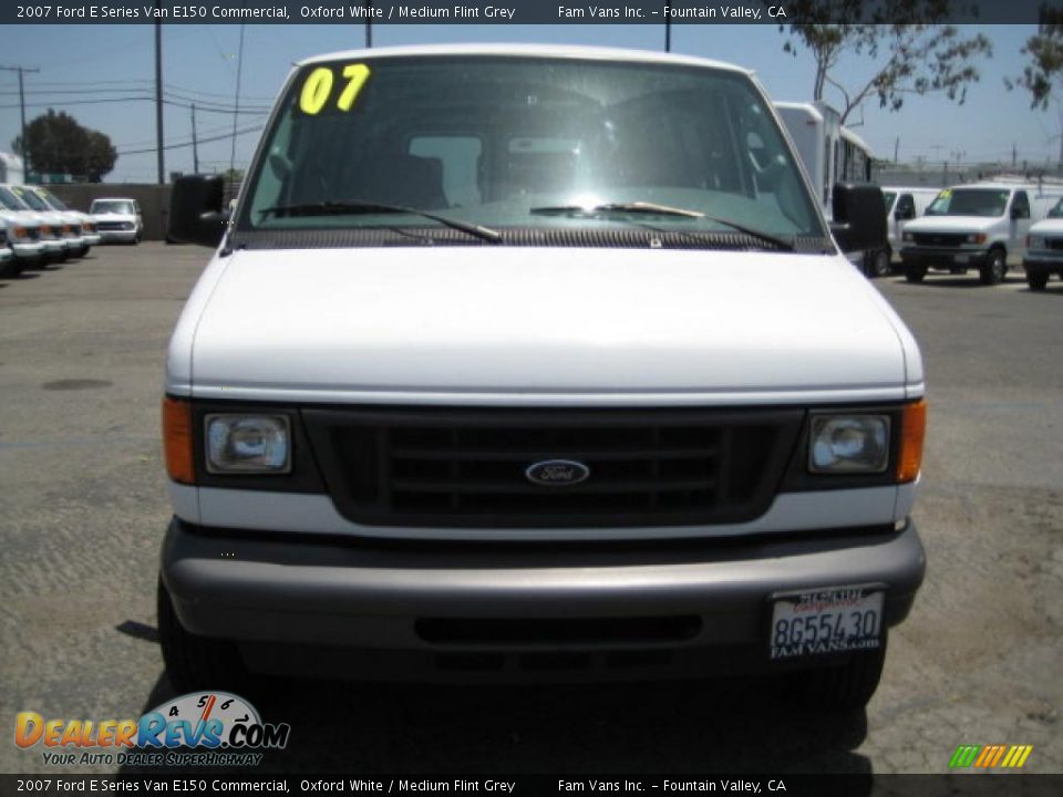 2007 Ford E Series Van E150 Commercial Oxford White / Medium Flint Grey Photo #2