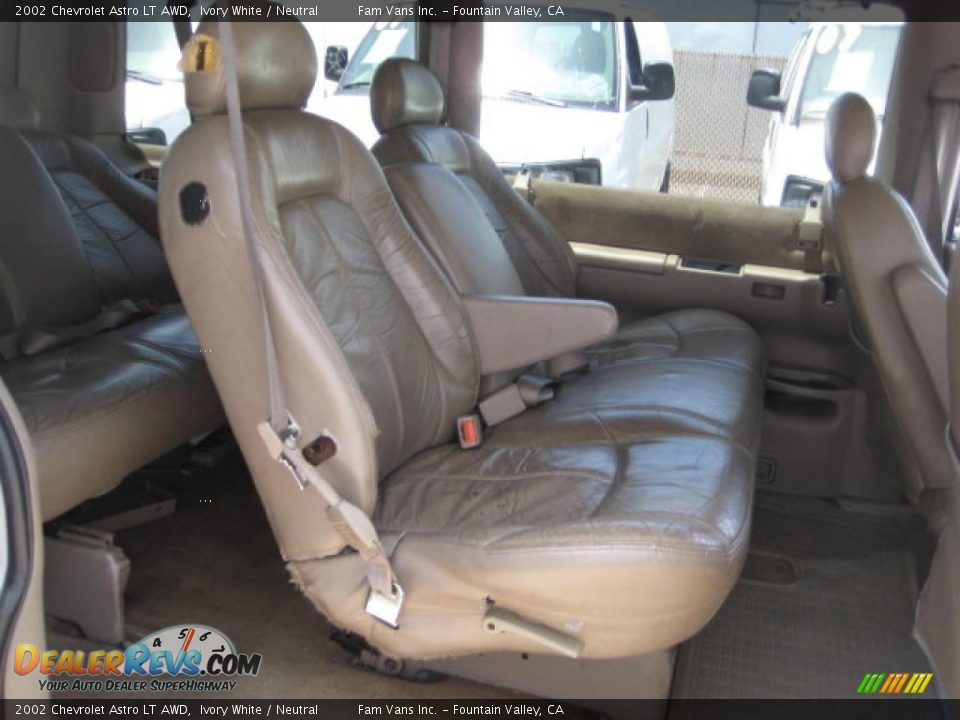 2002 Chevrolet Astro LT AWD Ivory White / Neutral Photo #2