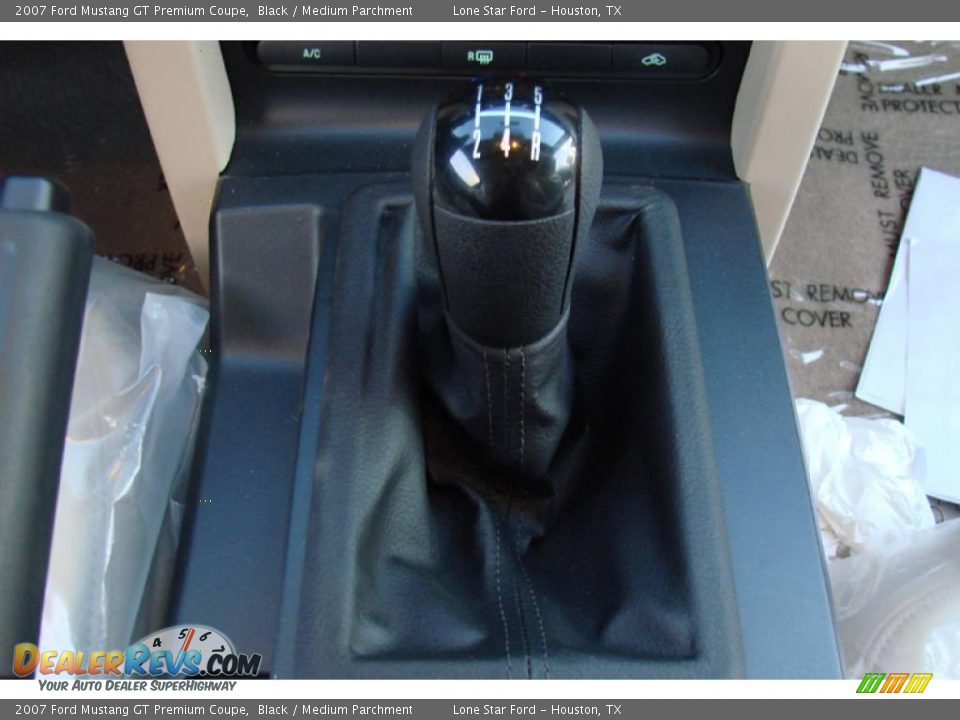 2007 Ford Mustang GT Premium Coupe Black / Medium Parchment Photo #24
