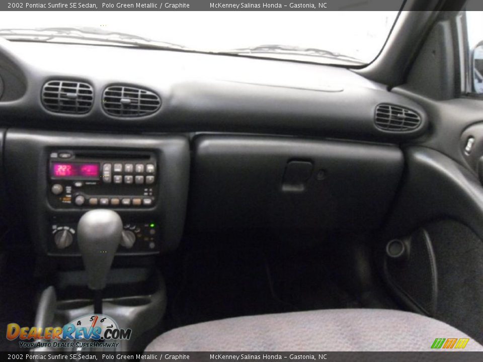 2002 Pontiac Sunfire SE Sedan Polo Green Metallic / Graphite Photo #17