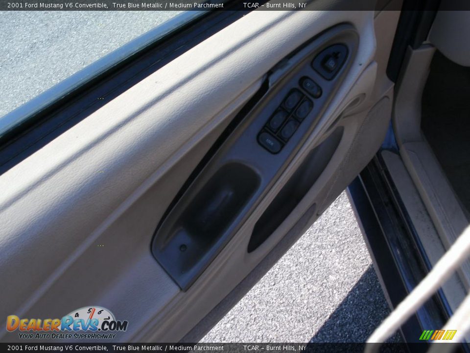 2001 Ford Mustang V6 Convertible True Blue Metallic / Medium Parchment Photo #9
