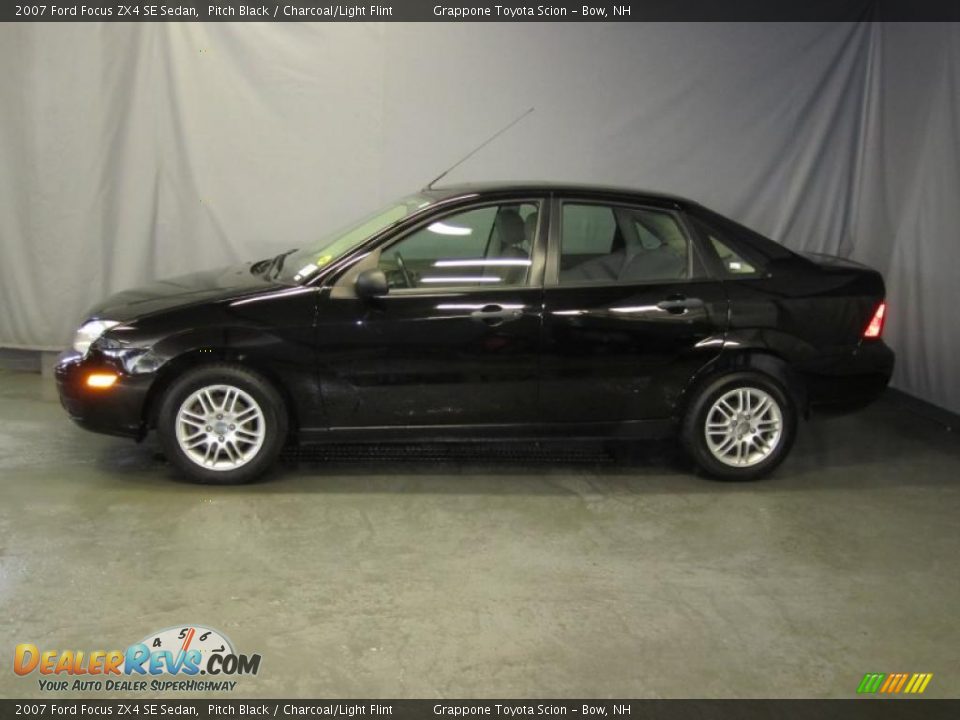 2007 Ford Focus ZX4 SE Sedan Pitch Black / Charcoal/Light Flint Photo #2
