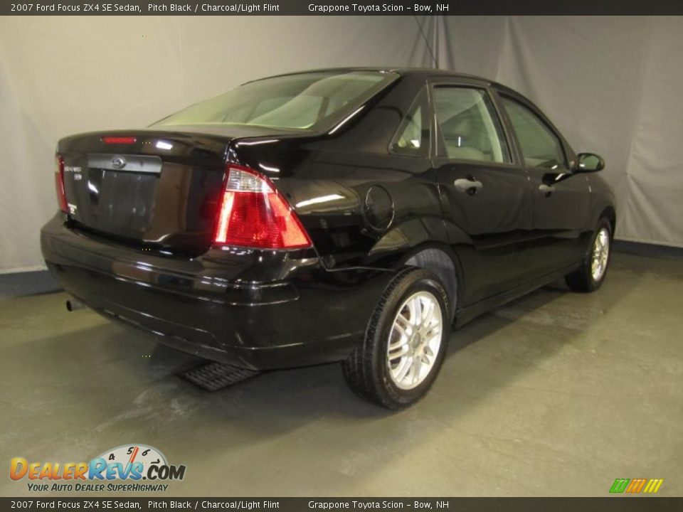 2007 Ford Focus ZX4 SE Sedan Pitch Black / Charcoal/Light Flint Photo #3