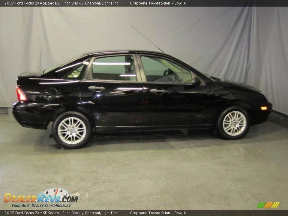 2007 Ford Focus ZX4 SE Sedan Pitch Black / Charcoal/Light Flint Photo #4