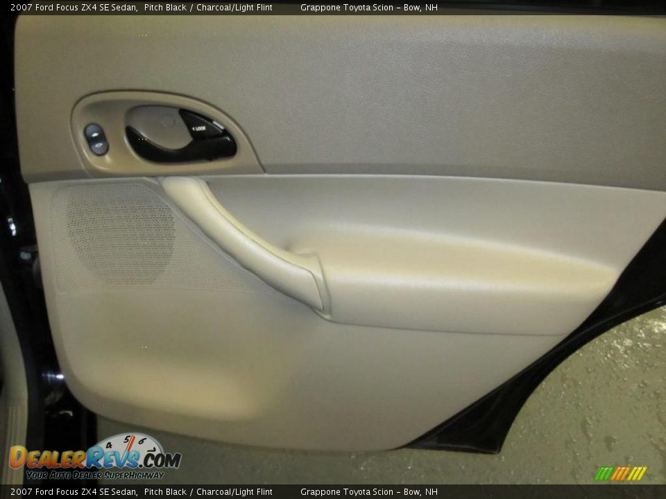 2007 Ford Focus ZX4 SE Sedan Pitch Black / Charcoal/Light Flint Photo #8