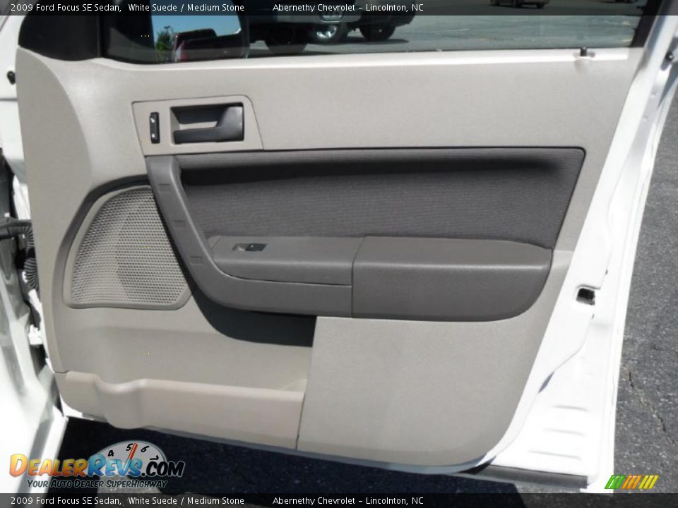 2009 Ford Focus SE Sedan White Suede / Medium Stone Photo #19