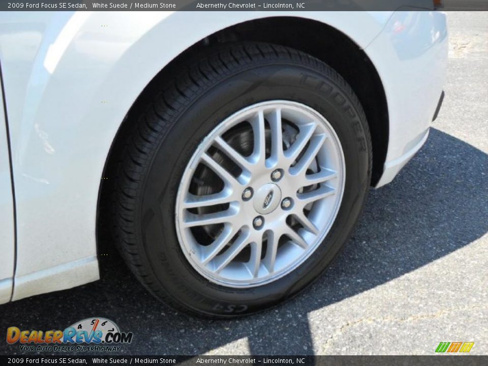 2009 Ford Focus SE Sedan White Suede / Medium Stone Photo #20
