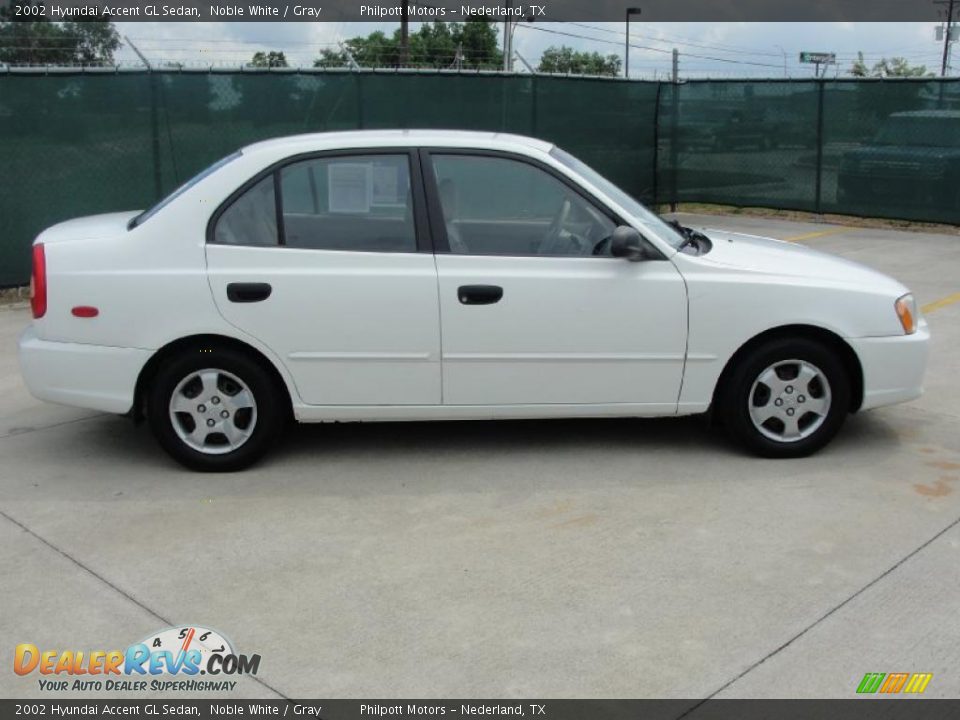 2002 Hyundai Accent GL Sedan Noble White / Gray Photo #2