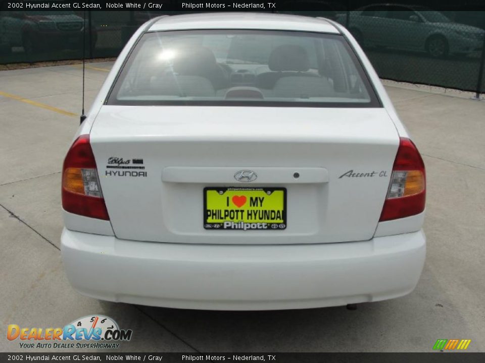 2002 Hyundai Accent GL Sedan Noble White / Gray Photo #4