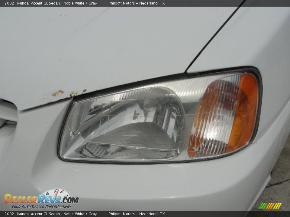 2002 Hyundai Accent GL Sedan Noble White / Gray Photo #10