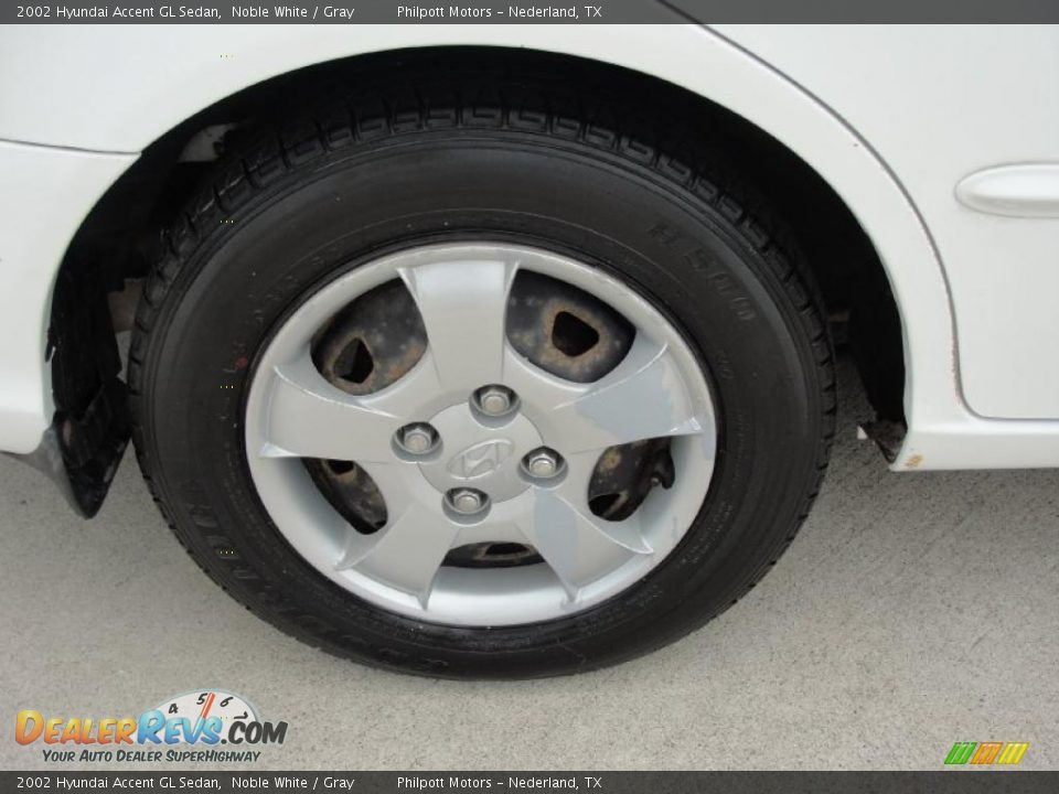 2002 Hyundai Accent GL Sedan Noble White / Gray Photo #14