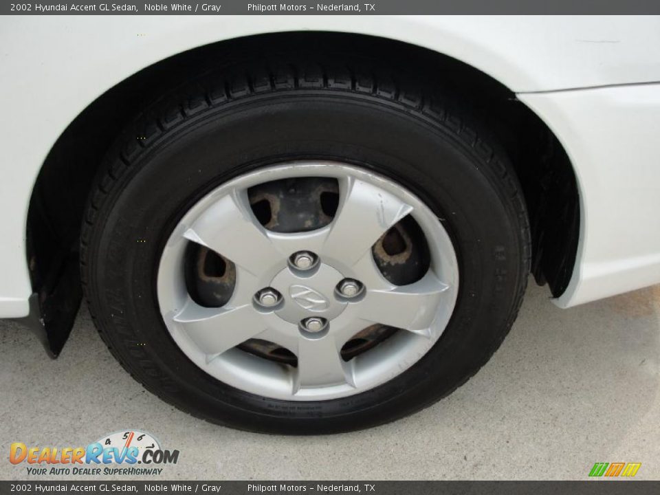 2002 Hyundai Accent GL Sedan Noble White / Gray Photo #15