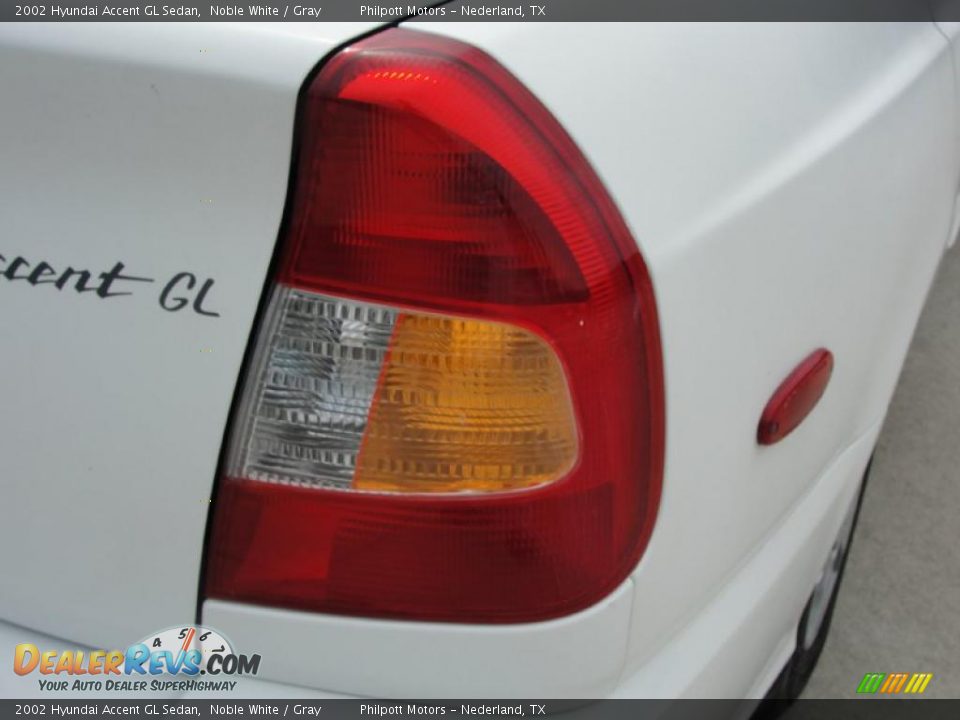 2002 Hyundai Accent GL Sedan Noble White / Gray Photo #16