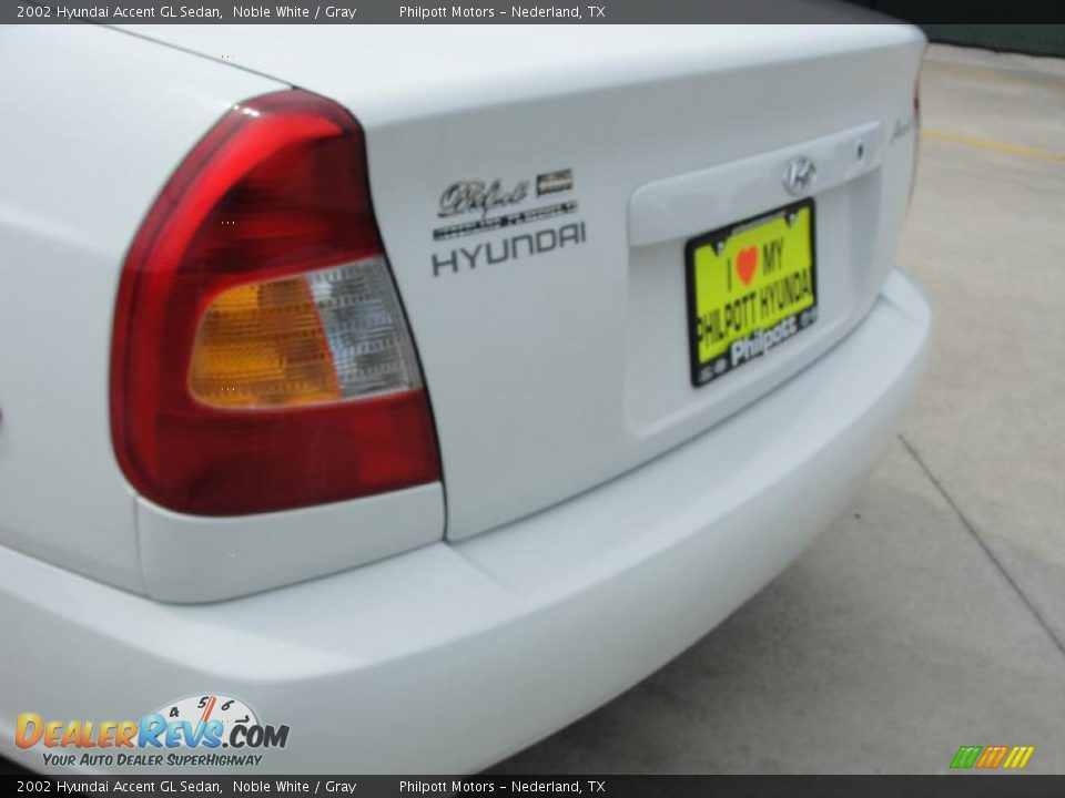 2002 Hyundai Accent GL Sedan Noble White / Gray Photo #18