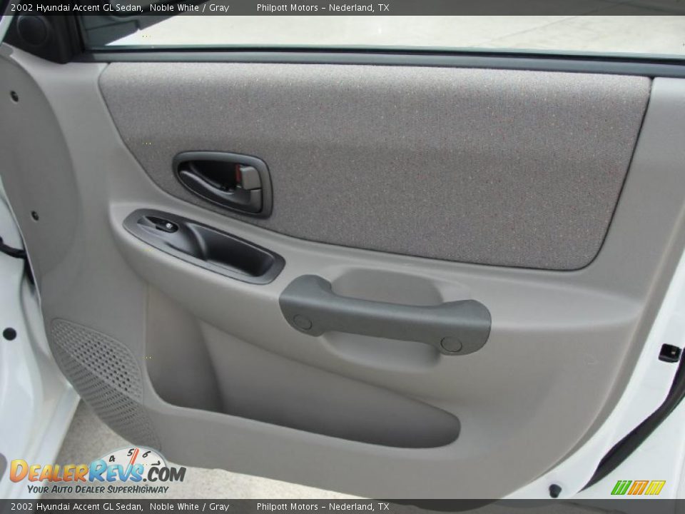 2002 Hyundai Accent GL Sedan Noble White / Gray Photo #20