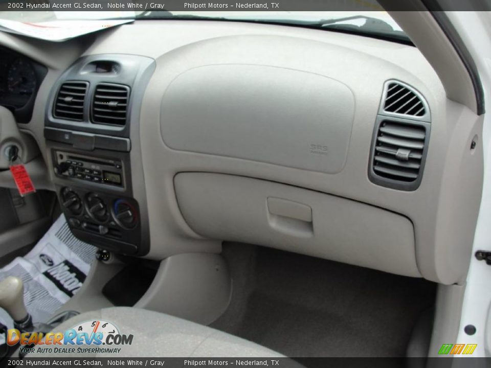 2002 Hyundai Accent GL Sedan Noble White / Gray Photo #21