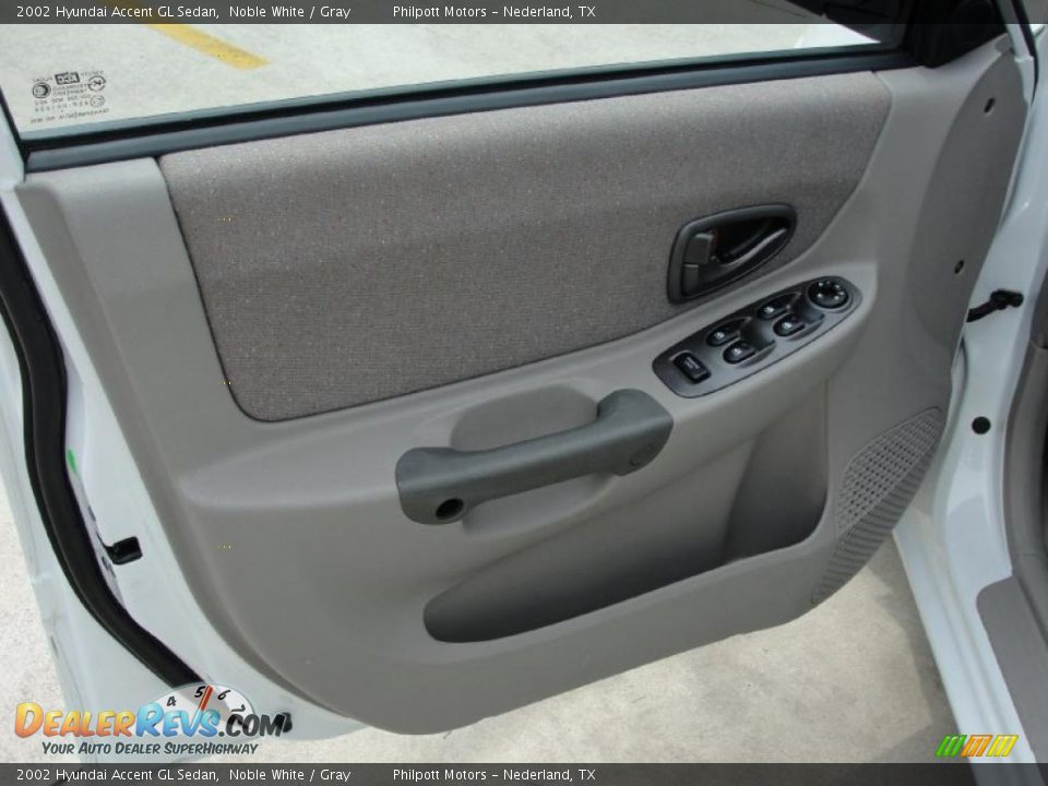 2002 Hyundai Accent GL Sedan Noble White / Gray Photo #28