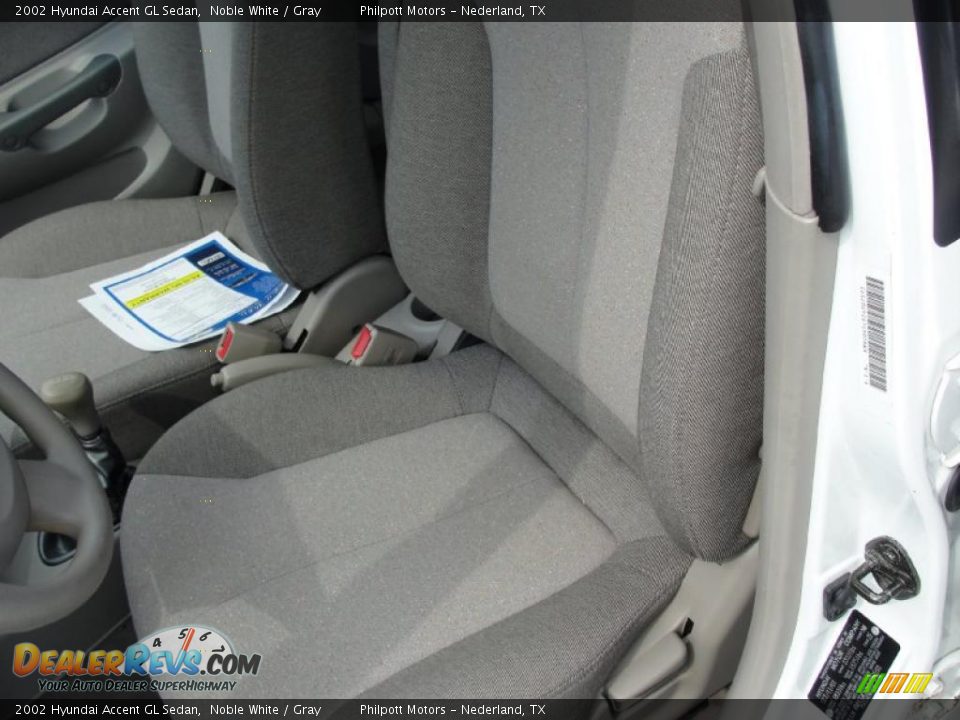 2002 Hyundai Accent GL Sedan Noble White / Gray Photo #30
