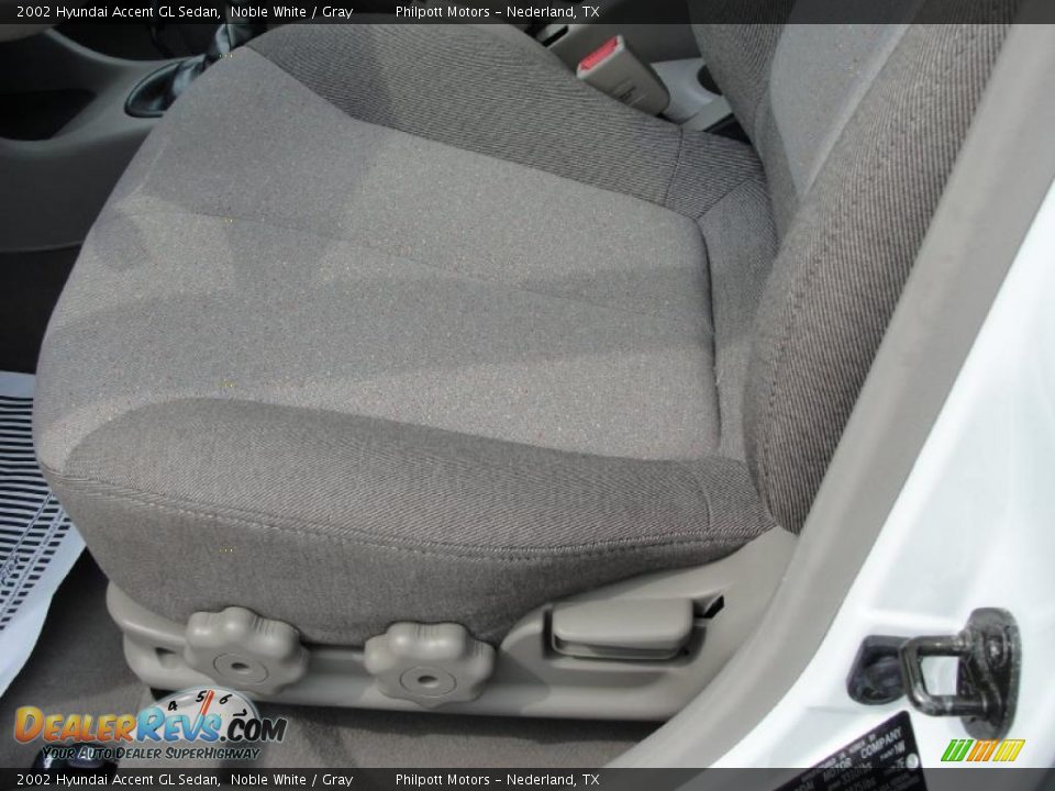 2002 Hyundai Accent GL Sedan Noble White / Gray Photo #31