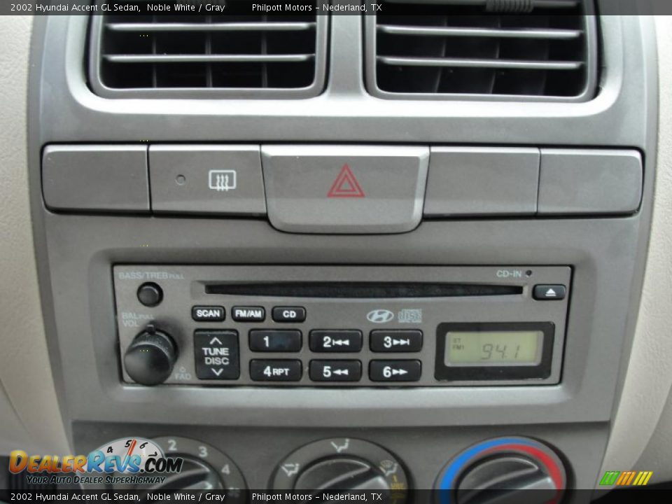 2002 Hyundai Accent GL Sedan Noble White / Gray Photo #34