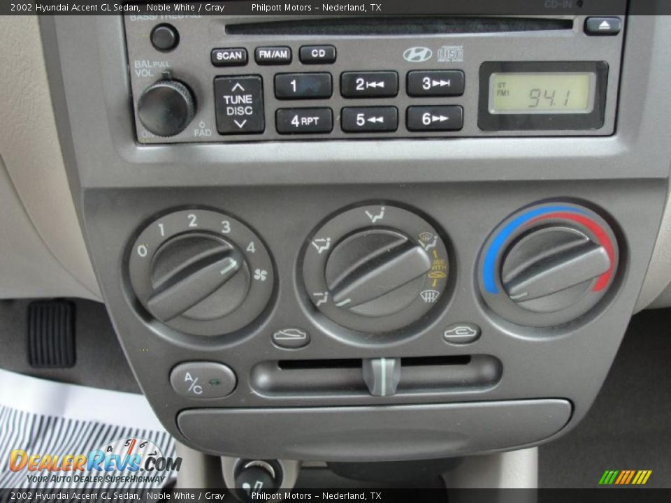 2002 Hyundai Accent GL Sedan Noble White / Gray Photo #35