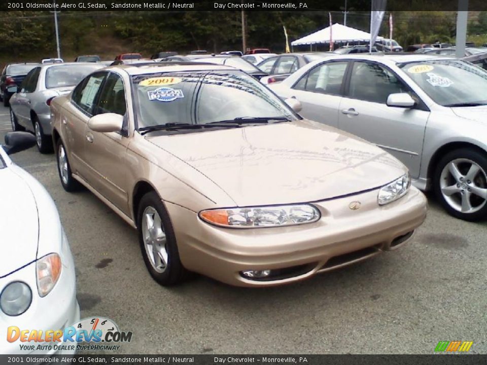2001 Oldsmobile Alero GL Sedan Sandstone Metallic / Neutral Photo #2