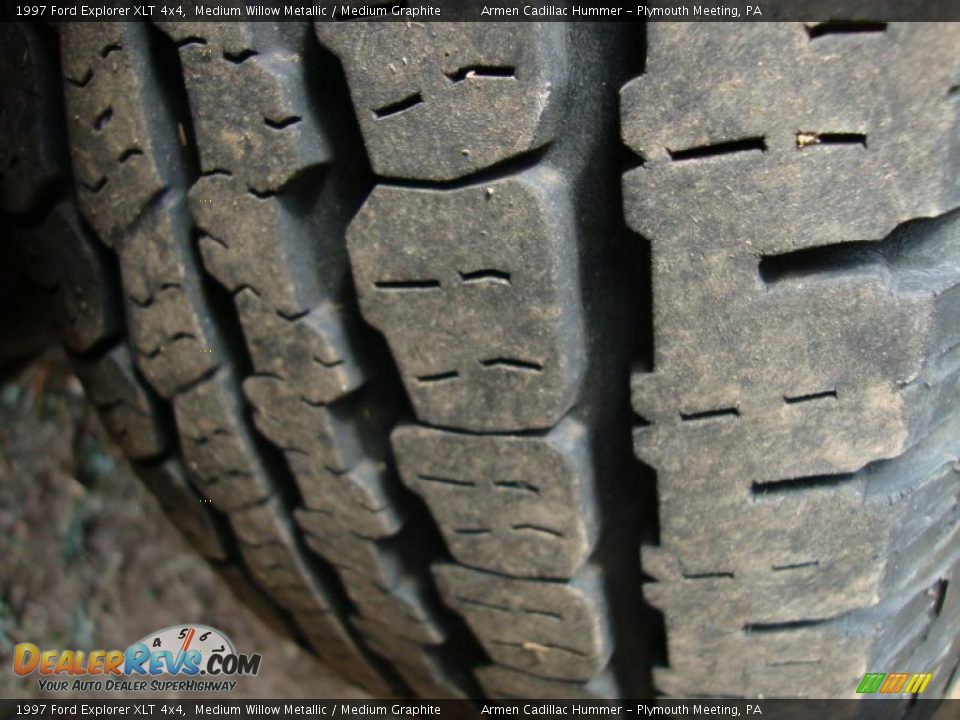 1997 Ford Explorer XLT 4x4 Medium Willow Metallic / Medium Graphite Photo #29