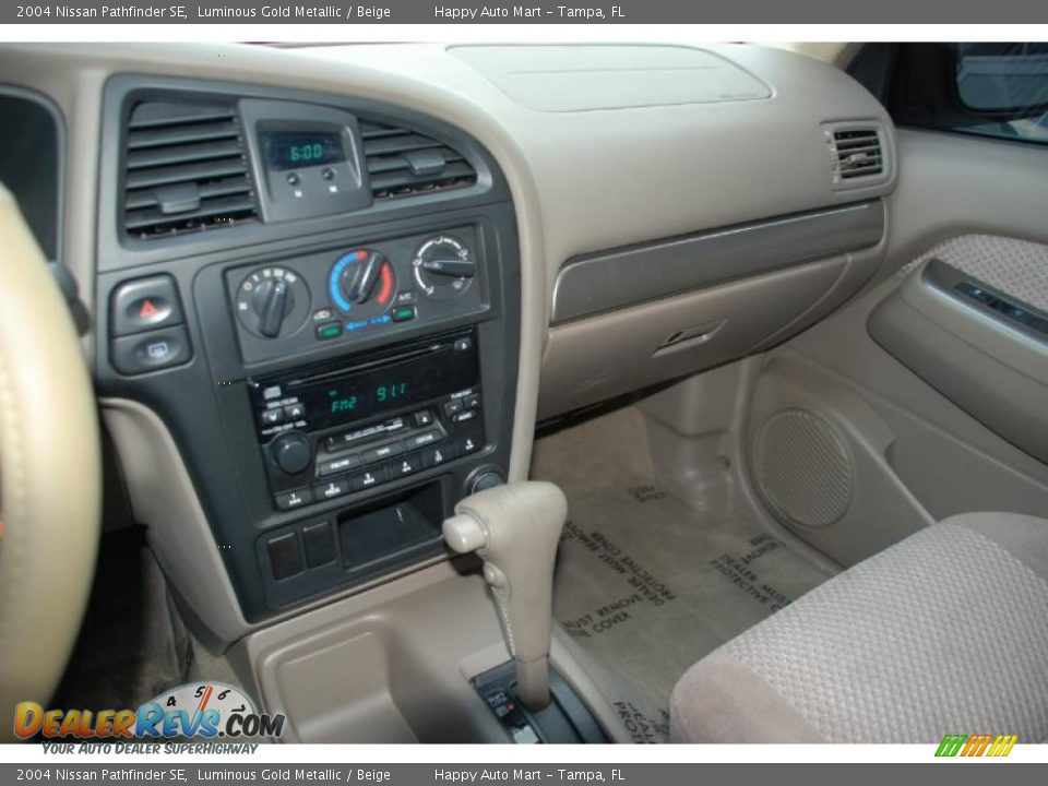 2004 Nissan Pathfinder SE Luminous Gold Metallic / Beige Photo #16