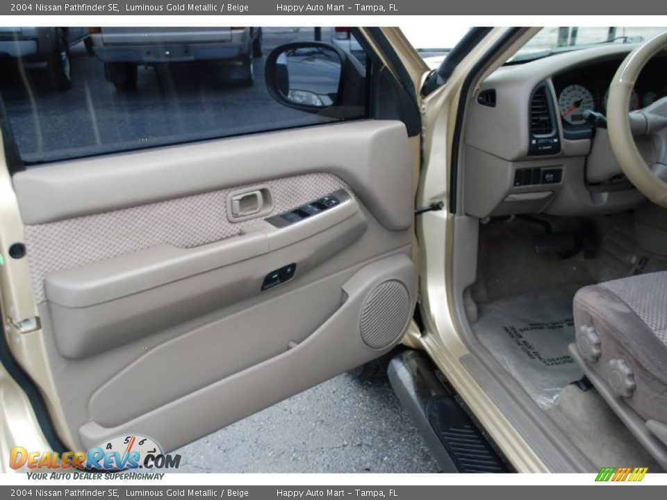 2004 Nissan Pathfinder SE Luminous Gold Metallic / Beige Photo #17