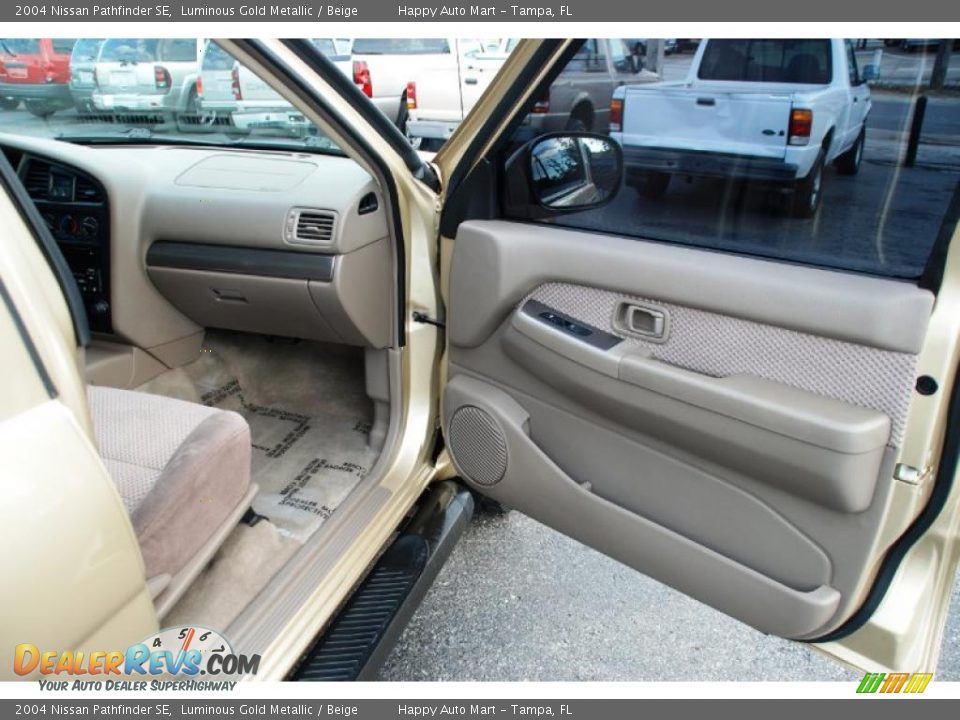 2004 Nissan Pathfinder SE Luminous Gold Metallic / Beige Photo #18