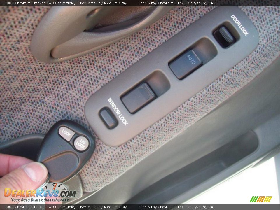 2002 Chevrolet Tracker 4WD Convertible Silver Metallic / Medium Gray Photo #6