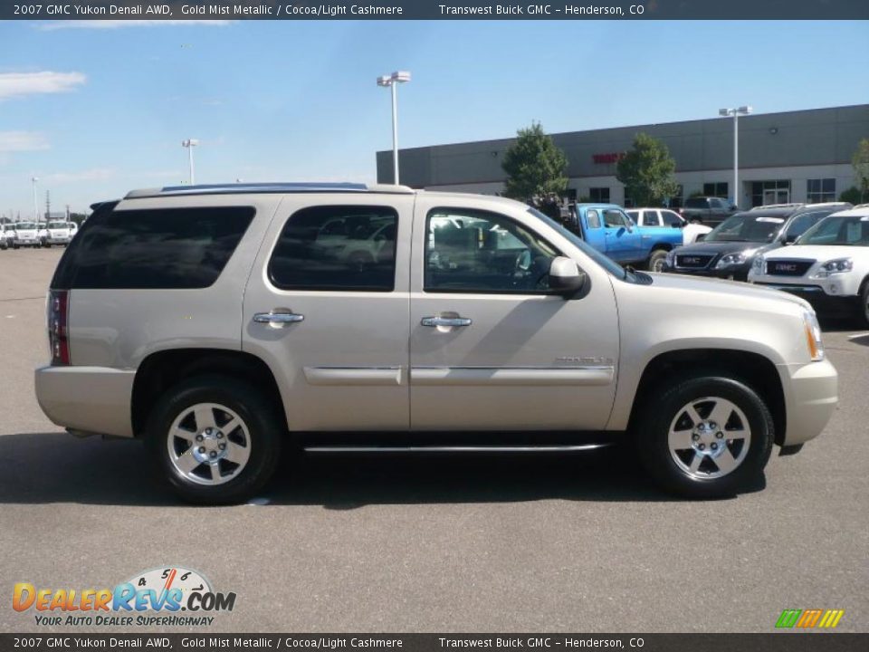 2007 GMC Yukon Denali AWD Gold Mist Metallic / Cocoa/Light Cashmere Photo #3