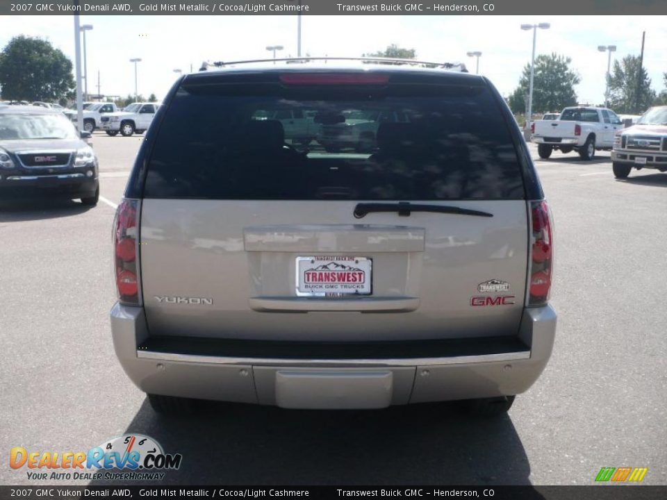 2007 GMC Yukon Denali AWD Gold Mist Metallic / Cocoa/Light Cashmere Photo #4
