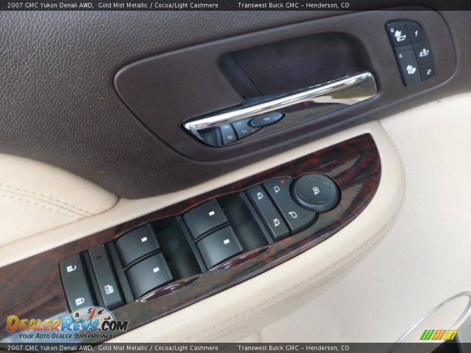 2007 GMC Yukon Denali AWD Gold Mist Metallic / Cocoa/Light Cashmere Photo #15