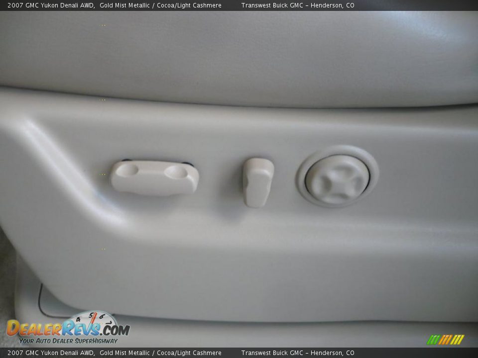 2007 GMC Yukon Denali AWD Gold Mist Metallic / Cocoa/Light Cashmere Photo #16