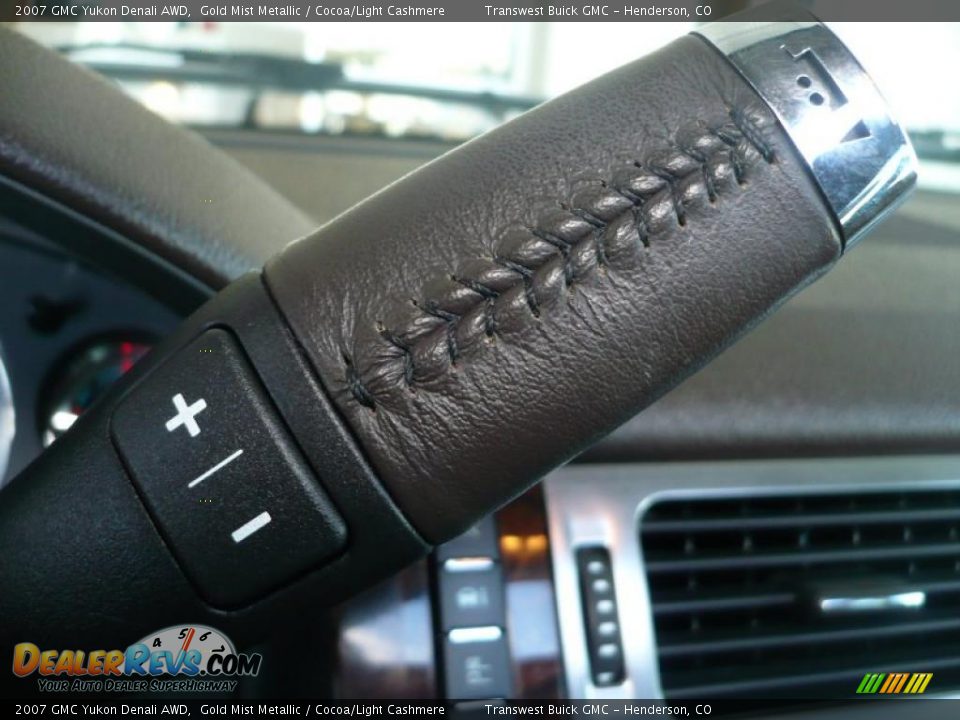 2007 GMC Yukon Denali AWD Gold Mist Metallic / Cocoa/Light Cashmere Photo #20