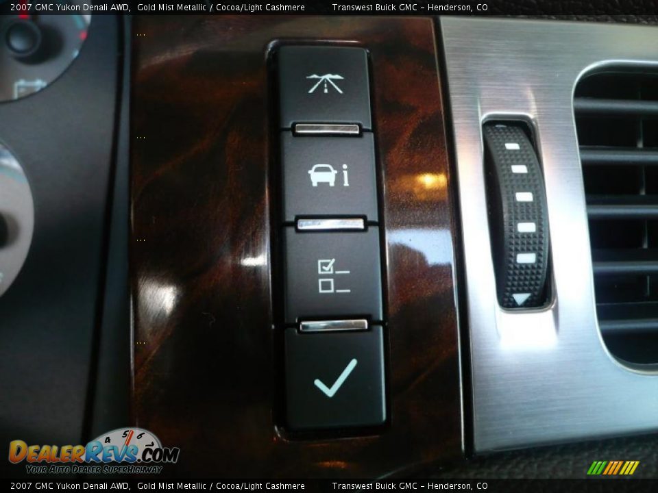 2007 GMC Yukon Denali AWD Gold Mist Metallic / Cocoa/Light Cashmere Photo #21