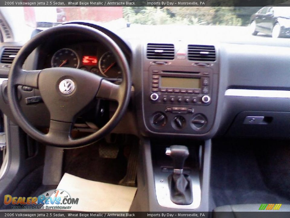 2006 Volkswagen Jetta 2.5 Sedan Wheat Beige Metallic / Anthracite Black Photo #10