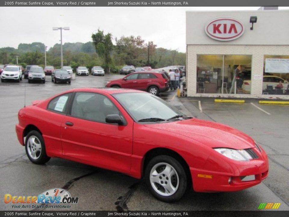 2005 Pontiac Sunfire Coupe Victory Red / Graphite Photo #1