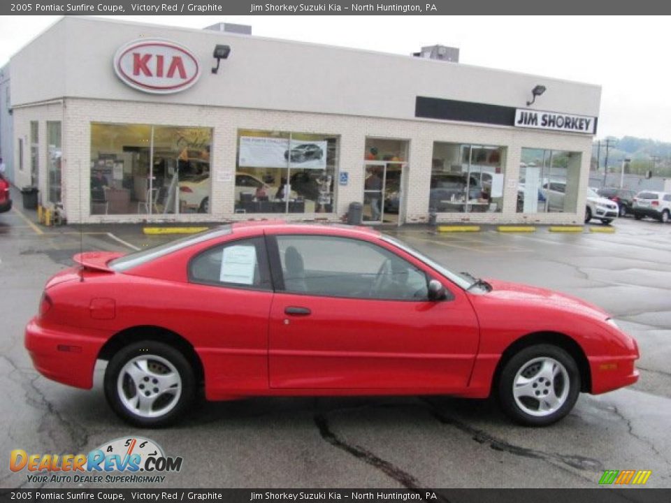 2005 Pontiac Sunfire Coupe Victory Red / Graphite Photo #2