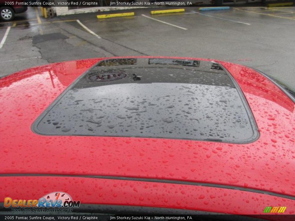 2005 Pontiac Sunfire Coupe Victory Red / Graphite Photo #4
