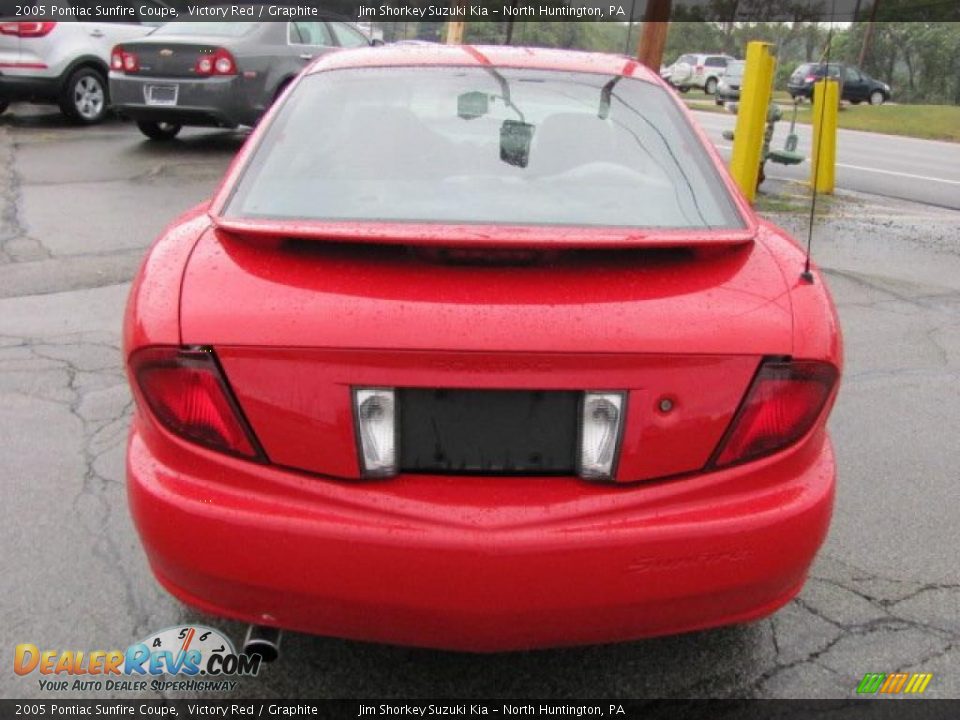 2005 Pontiac Sunfire Coupe Victory Red / Graphite Photo #5