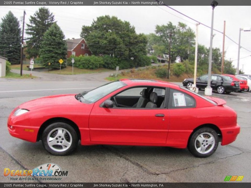 2005 Pontiac Sunfire Coupe Victory Red / Graphite Photo #6