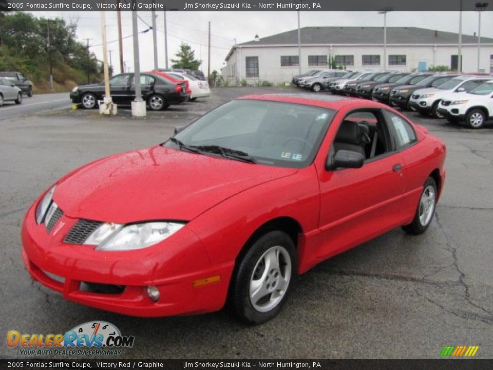 2005 Pontiac Sunfire Coupe Victory Red / Graphite Photo #7