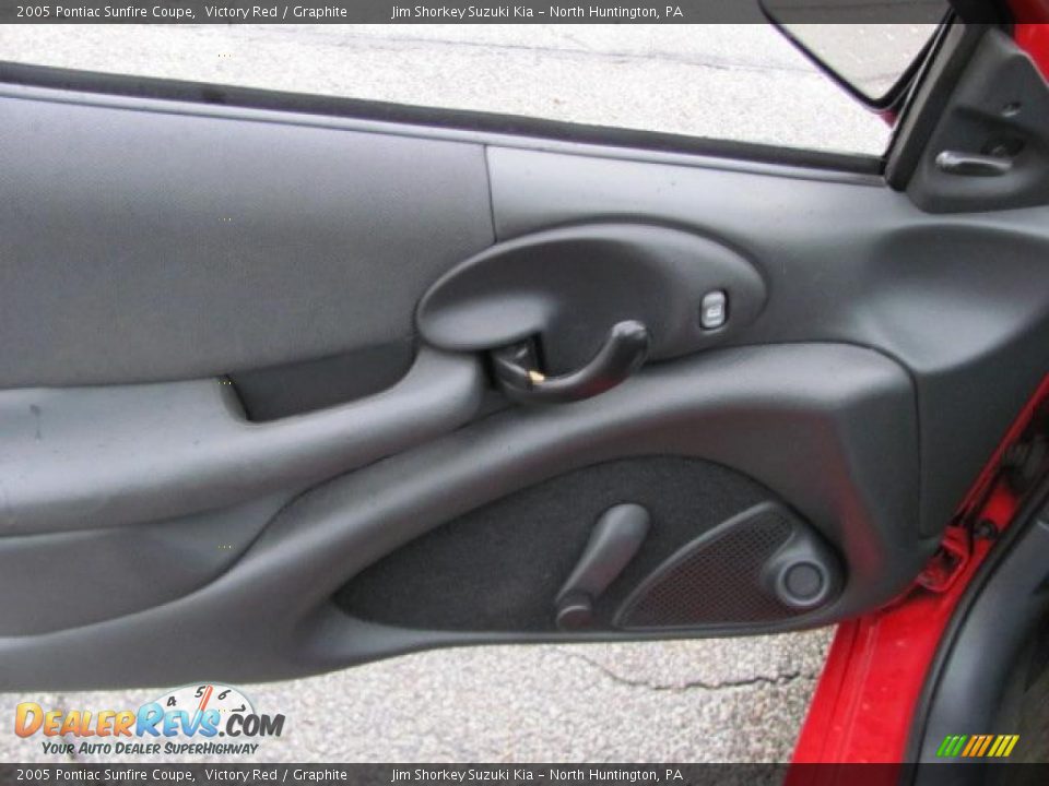 2005 Pontiac Sunfire Coupe Victory Red / Graphite Photo #9